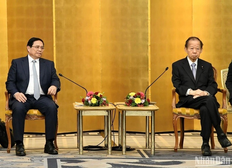 PM Pham Minh Chinh receives Chairman of the Japan - Vietnam Parliamentary Friendship Alliance Nikai Toshihiro. (Photo: Thanh Giang)