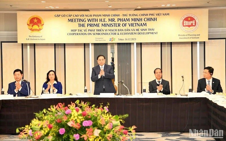 PM Pham Minh Chinh chairs a meeting with leading Japanese corporations on semiconductors. (Photo: Thanh Giang)