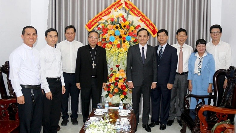 Deputy Prime Minister Tran Luu Quang congratulates the Phan Thiet Diocese. (Photo: VNA)