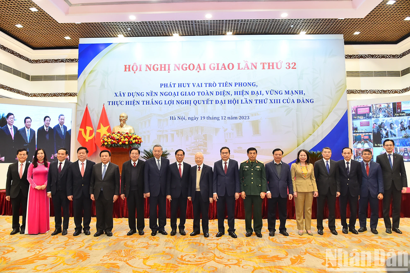 General Secretary Nguyen Phu Trong and other Party and State leaders attend the opening session of the 32nd National Diplomatic Conference.