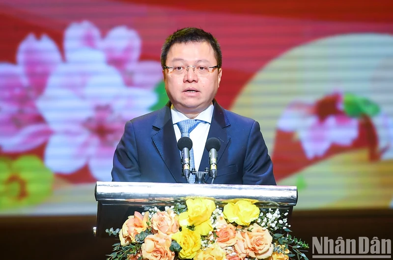 Member of the Party Central Committee (PCC), Editor-in-Chief of Nhan Dan (People) Newspaper, Deputy Head of the PCC Commission for Communication and Education, and Chairman of the Vietnam Journalists’ Association Le Quoc Minh delivers an opening speech at the event.