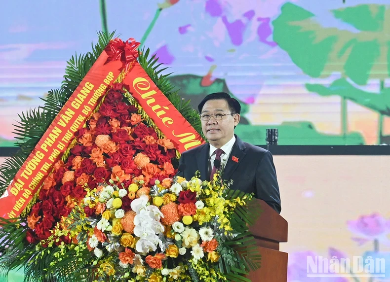 NA Chairman Vuong Dinh Hue speaks at the event. (Photo: NDO)