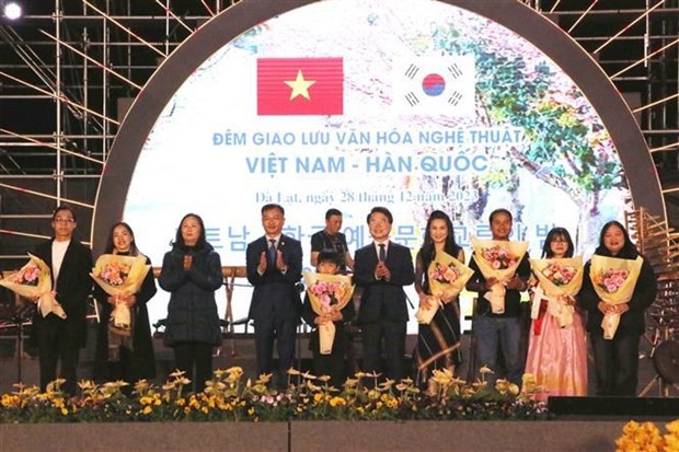 Representatives of Da Lat and Chungcheon cities hand over souvenirs to participants. (Photo: VNA)