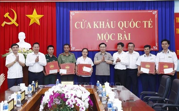 NA Chairman Vuong Dinh Hue presents gifts to units at the Moc Bai International Border Gate. (Photo: VNA)