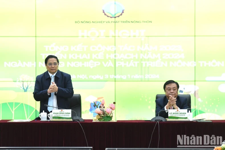 Prime Minister Pham Minh Chinh (L) speaks at the event. (Photo: NDO)