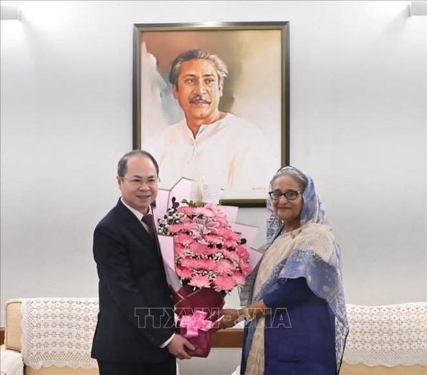 Prime Minister of Bangladesh Sheikh Hasina (R) and Vietnamese Ambassdor to Bangladesh Nguyen Manh Cuong at the meeting on January 9 (Photo: VNA)