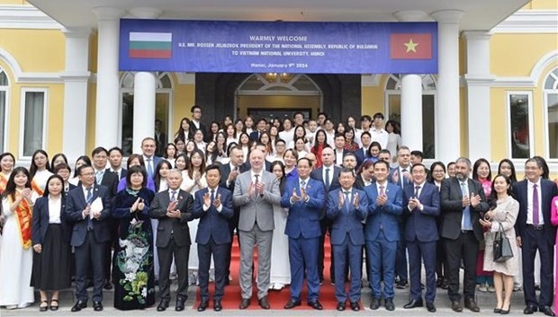 Speaker of the Bulgarian NA Rosen Dimitrov Jeliazkov (front, seventh from left) in a group photo with lecturers and students of the Vietnam National University, Hanoi on January 9 (Photo: VNA)