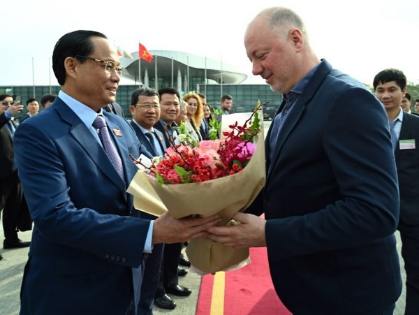 NA Vice Chairman Tran Quang Phuong bids farewell to Speaker of the National Assembly of Bulgaria Rosen Dimitrov Jeliazkov at Noi Bai international airport (Photo: VNA) 