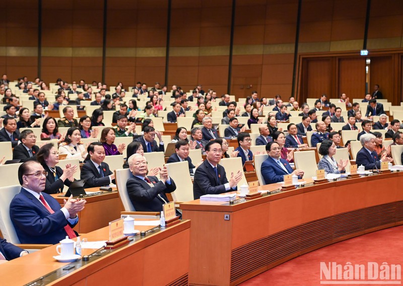 The session is attended by Party General Secretary Nguyen Phu Trong, President Vo Van Thuong, PM Pham Minh Chinh, NA Chairman Vuong Dinh Hue, and many Party, State, NA officials and former leaders.