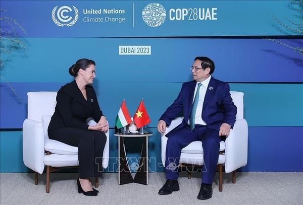 PM Pham Minh Chinh (R) meets Hungarian President Katalin Novak within the framework of the COP28 in Dubai (Photo: VNA) 