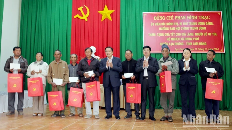 In Dung K’No Commune, Lac Duong District, the delegation present nearly 210 Tet gifts to poor households, families living in difficult circumstances, and village elders and 18 Tet gifts to policy families.