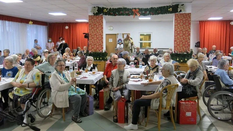 The Vietnamese community in Budapest (Hungary) donates to a nursing home. (Photo: Vietnamplus)