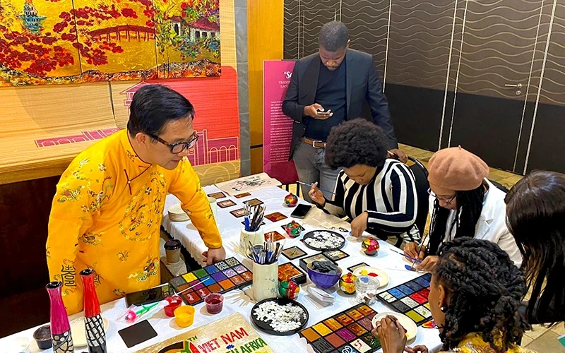 South Africans learn and experience Vietnamese lacquer art in “Vietnam Day in South Africa 2023”.