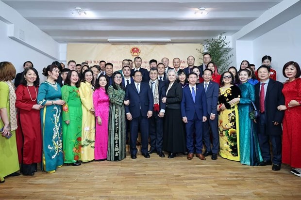 Prime Minister Pham Minh Chinh meets with staff members of the Vietnamese Embassy and representatives from the Vietnamese community in Romania in Bucharest on January 20. (Photo: VNA)