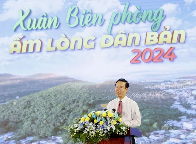 President Vo Van Thuong presents breeding cows to needy households in Kien Giang. (Photo: VNA)