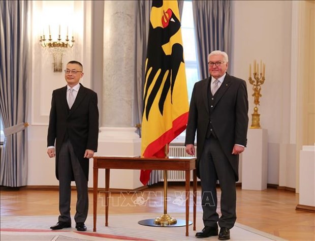German President Frank-Walter Steinmeier (right) and Vietnamese Ambassador to Germany Vu Quang Minh at a ceremony to receive the ambassador's letter of credentials. (Photo: VNA)