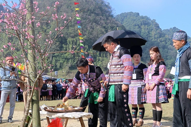 The shaman performs a ritual near the Neu pole to pray for favourable weather, good crops, and a peaceful village. 