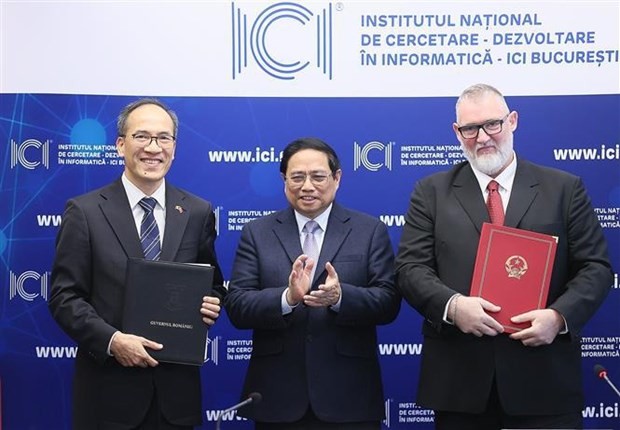 ICI Bucharest and the Vietnam National Institute of Digital Technology and Digital Transformation exchange a Memorandum of Understanding on cooperation in the witness of Prime Minister Pham Minh Chinh. (Photo: VNA)