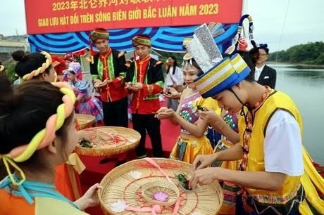 A singing exchange on the Bac Luan River between young people of Mong Cai and Dongxing cities, part of the 15th Vietnam - China international trade and tourism fair held in Mong Cai city. (Photo: VNA)