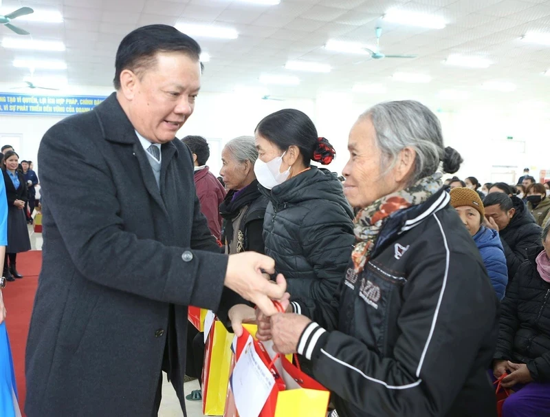 Politburo member and Secretary of the Hanoi Municipal Party Committee Dinh Tien Dung visits and presents Tet gifts to social policy beneficiary households in Ninh Binh.