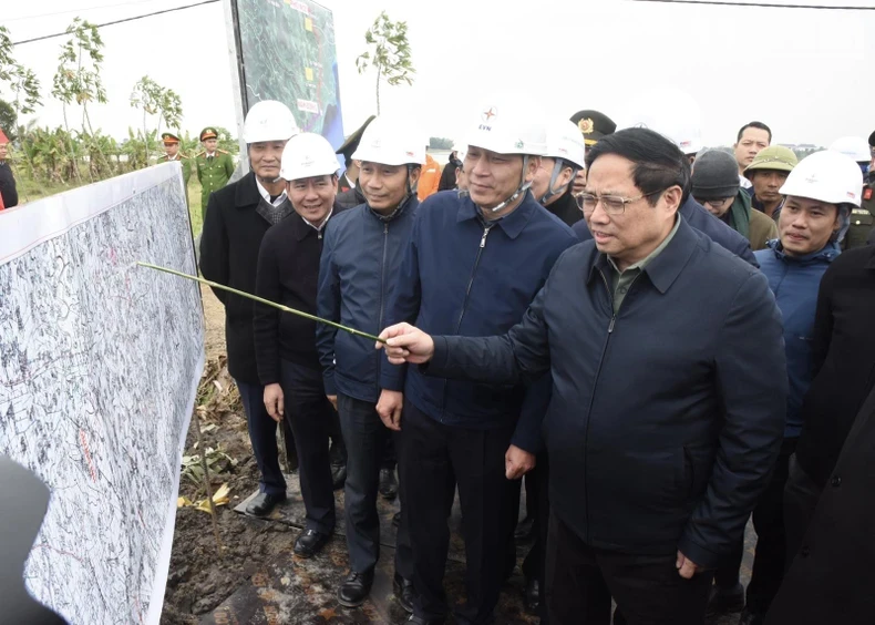 Prime Minister Pham Minh Chinh inspects the Quang Trach-Pho Noi 500kV electric transmission line project.