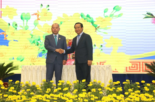 Secretary of the Long An provincial Party Committee Nguyen Van Duoc (right) and Governor of Cambodia’s Svay Rieng Peng Posa. (Photo: VNA)