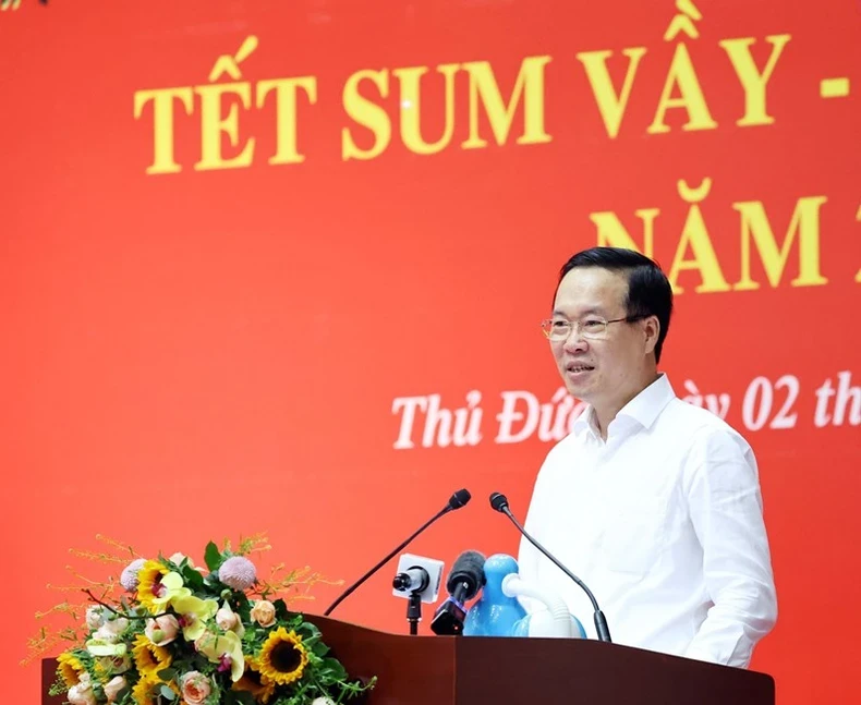 President Vo Van Thuong extends warm Tet greetings in Thu Duc city. (Photo: VNA)
