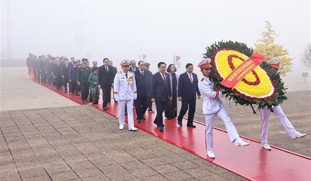 Incumbent and former leaders of the Party and State come to commemorate President Ho Chi Minh at his mausoleum in Hanoi on February 2. (Photo: VNA)