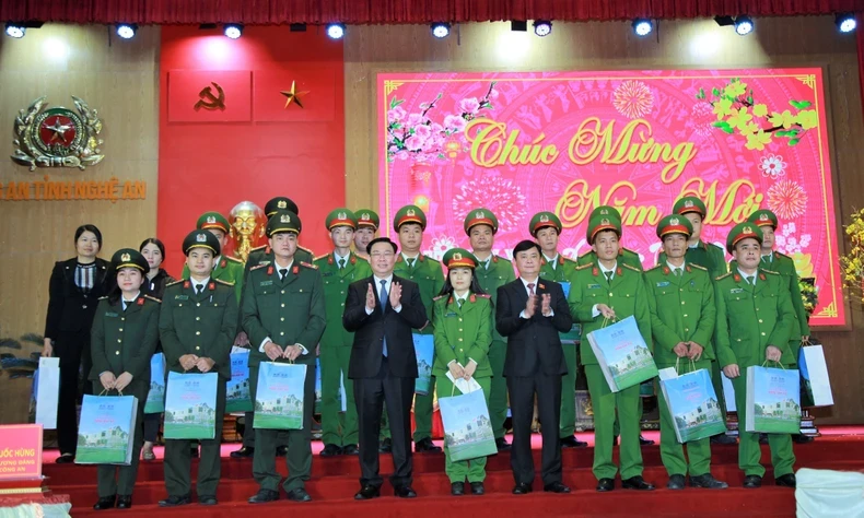 NA Chairman Vuong Dinh Hue visits and extends Lunar New Year (Tet) greetings to public security officers and soldiers of Nghe An.