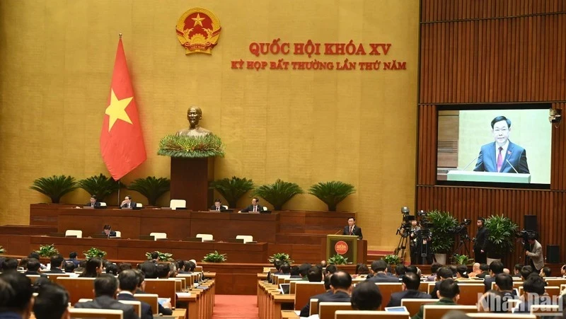 NA Chairman Vuong Dinh Hue speaks at the opening of the NA's fifth extraordinary session. (Photo: Duy Linh)