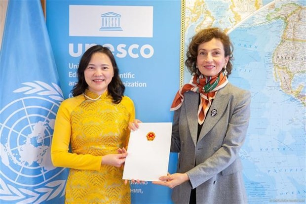 Ambassador Nguyen Thi Van Anh, Permanent Representative of Vietnam to the United Nations Educational, Scientific and Cultural Organisation (UNESCO), presents her credentials to UNESCO Director-General Audrey Azoulay at the organisation’s headquarters in Paris. (Photo: VNA broadcasts)