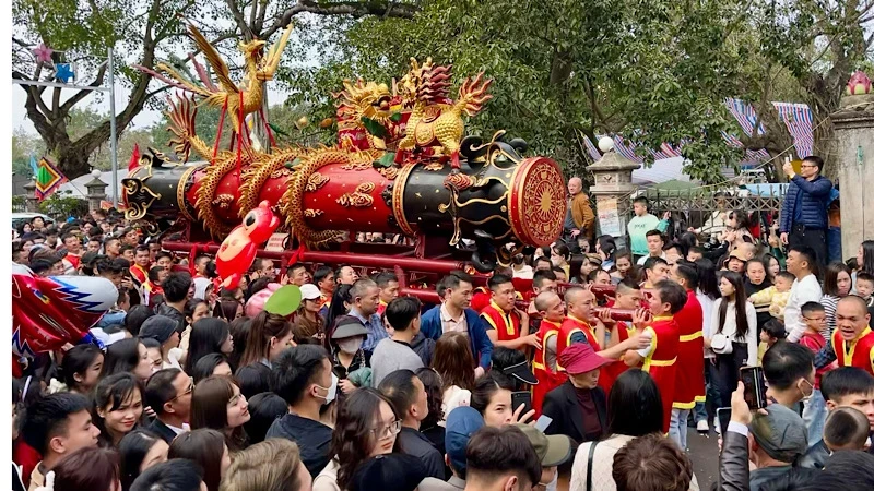 The two crackers used in the procession are made of wood and painted with gold lacquer. They are six metres in length with a diameter of 0.6 metre.