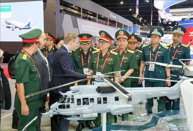 The delegation of the Ministry of National Defence visits the pavilion of Airbus at the Singapore Airshow 2024. (Photo: VNA)