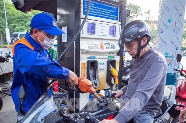 Starting from 3:00pm on February 29, the ceiling price of E5RON92 went up 277 VND to 22,752 VND per litre. (Photo: VNA)