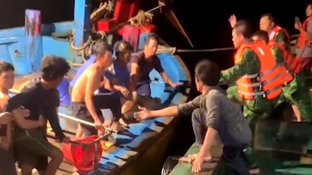 Border guards of Ba Ria - Vung Tau province receive the saved foreign sailors from a fishing vessel of Binh Thuan province on late January 29. (Source: bariavungtau.com.vn)