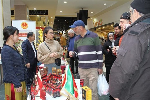 Algerian consumers enjoy Vietnamese coffee at the event. (Photo: VNA)