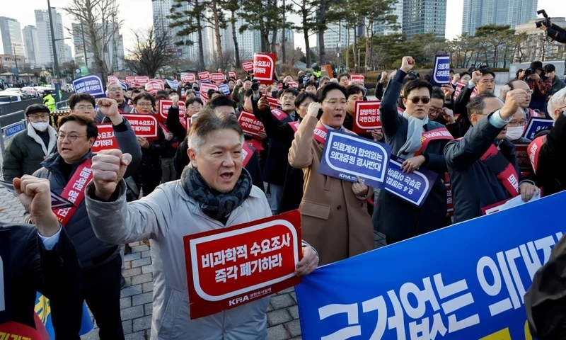 RoK doctors protested in front of the Presidential Office in Seoul on February 25, 2024. (Photo: Reuters)