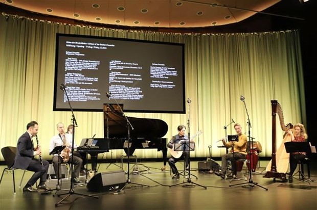 Vietnamese music professor and guitarist Dang Ngoc Long ( third from right) performs the "Suite Kieu" at the House of World Cultures in Berlin. (Photo: VNA)