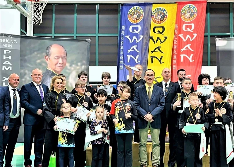 Vietnamese Ambassador Do Duc Thanh and martial artists at the event.