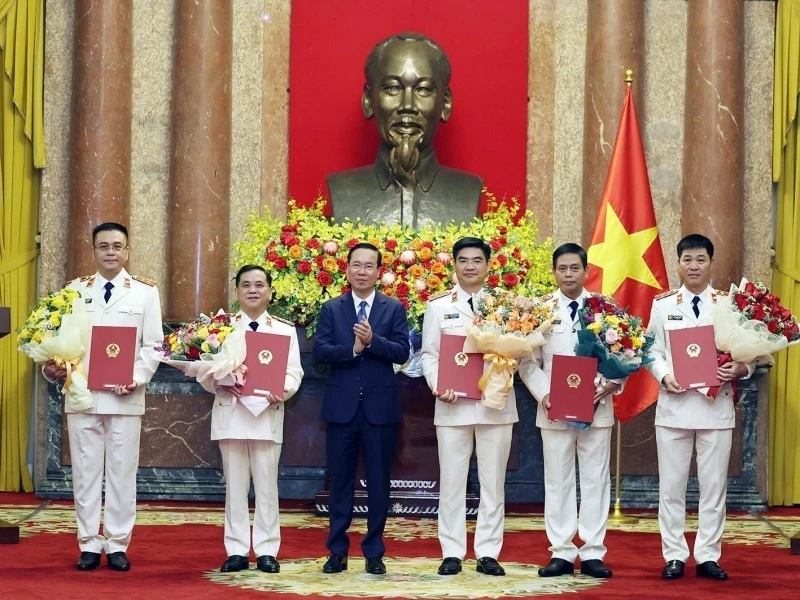 President Vo Van Thuong (third from left) presents appointment decision to procurators of Supreme People’s Procuracy. (Photo: VNA) 