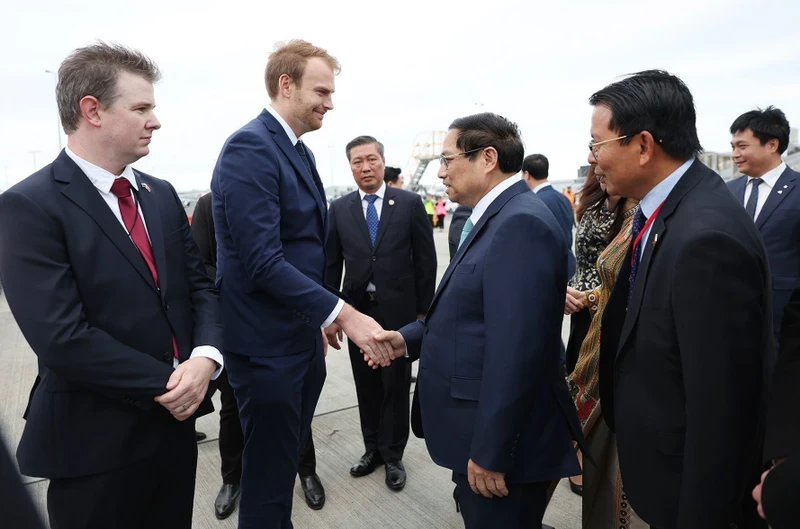 New Zealand officials welcoming the delegation at the airport include Minister for Economic Development Melissa Lee, Chief of Protocol at the Ministry of Foreign Affairs and Trade Rod Harris, and Ambassador Designate to Vietnam Caroline Beresford. (Photo: VNA)