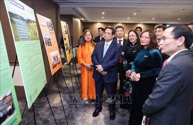 Prime Minister Pham Minh Chinh (front row, first from left) hears an introduction of VASEA's research and production fields as part of the working sesion in Canberra on March 9. (Photo: VNA)