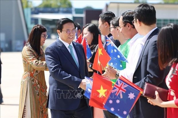 PM Pham Minh Chinh and his spouse say goodbye to representatives of Vietnamese people in Australia before leaving Canberra for an official visit to New Zealand on March 9. (Photo: VNA) 