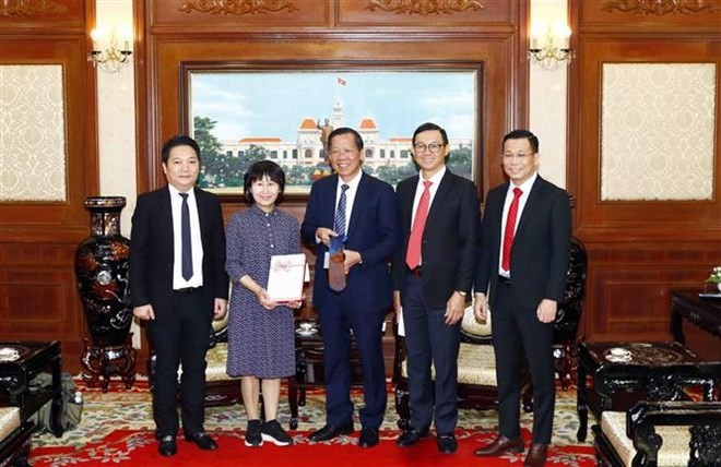 Phan Van Mai, Chairman of the municipal People’s Committee (C) receives Hirose Noriko (second from the left), Tourism Ambassador of HCM City in Aichi. (Photo: VNA)