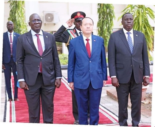 Vietnamese Ambassador to Egypt and South Sudan Nguyen Huy Dung (centre) on March 20 presents the Vietnamese President's credentials to President of South Sudan Salvar Kiir Mayardit. (Photo: VNA)