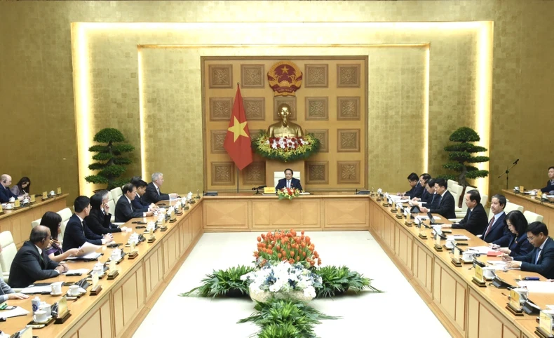 Prime Minister Pham Minh Chinh (centre) hosts the high-ranking delegation from the US-ASEAN Business Council. (Photo: NDO)