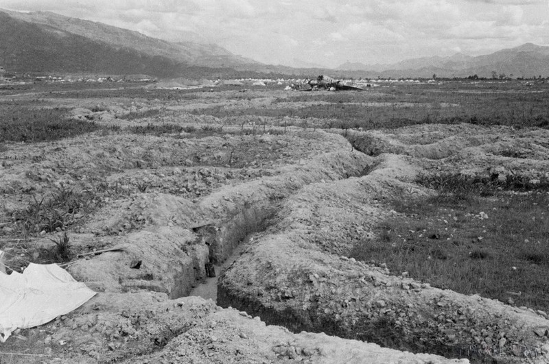 Vietnamese trenches cut Muong Thanh airport in half, creating favourable conditions for soldiers to destroy the enemy. (Photo: VNA)