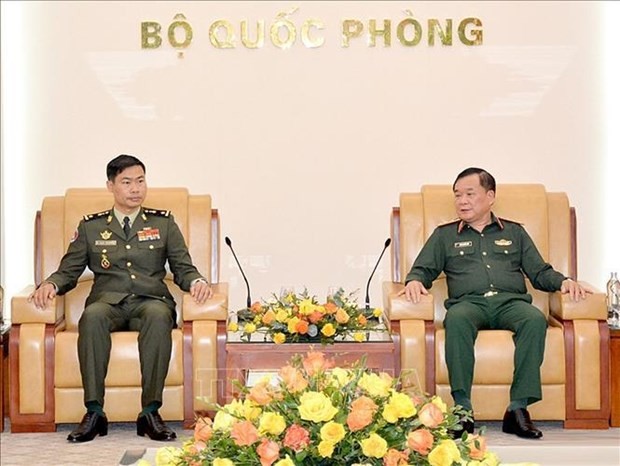 Deputy Minister of National Defence Sen. Lieut. Gen Hoang Xuan Chien (R) and newly-appointed Cambodian Military Attaché in Vietnam Maj. Gen. Leang Sovannara in Hanoi on March 27. (Photo: VNA)