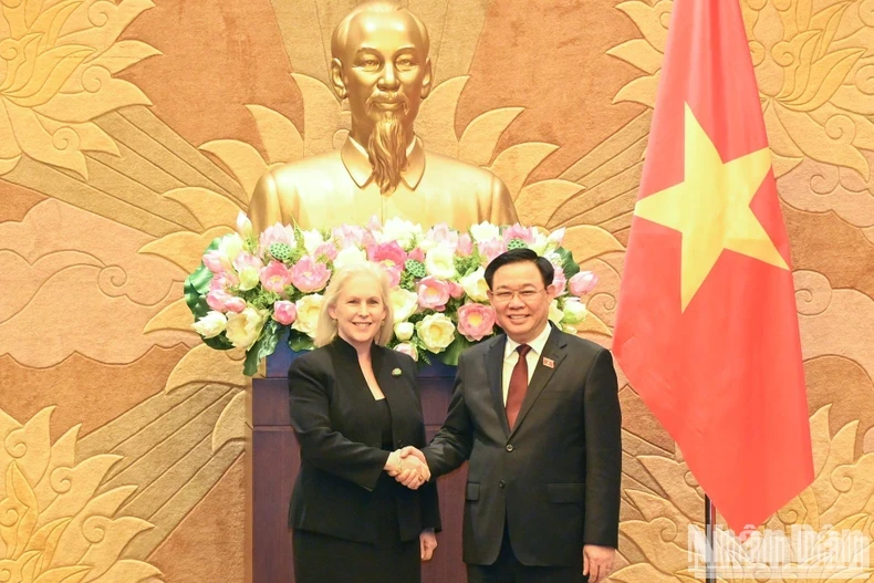 Chairman of the National Assembly (NA) Vuong Dinh Hue and Senator Kirsten Gillibrand, chairwoman of the US Senate Committee on Armed Services’ Subcommittee on Emerging Threats and Capabilities (Photo: NDO)
