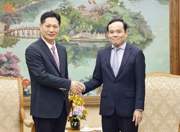 Deputy Prime Minister Tran Luu Quang (R) and Chairman of Anzhi Group Pang Gangzhi (Photo: VNA)